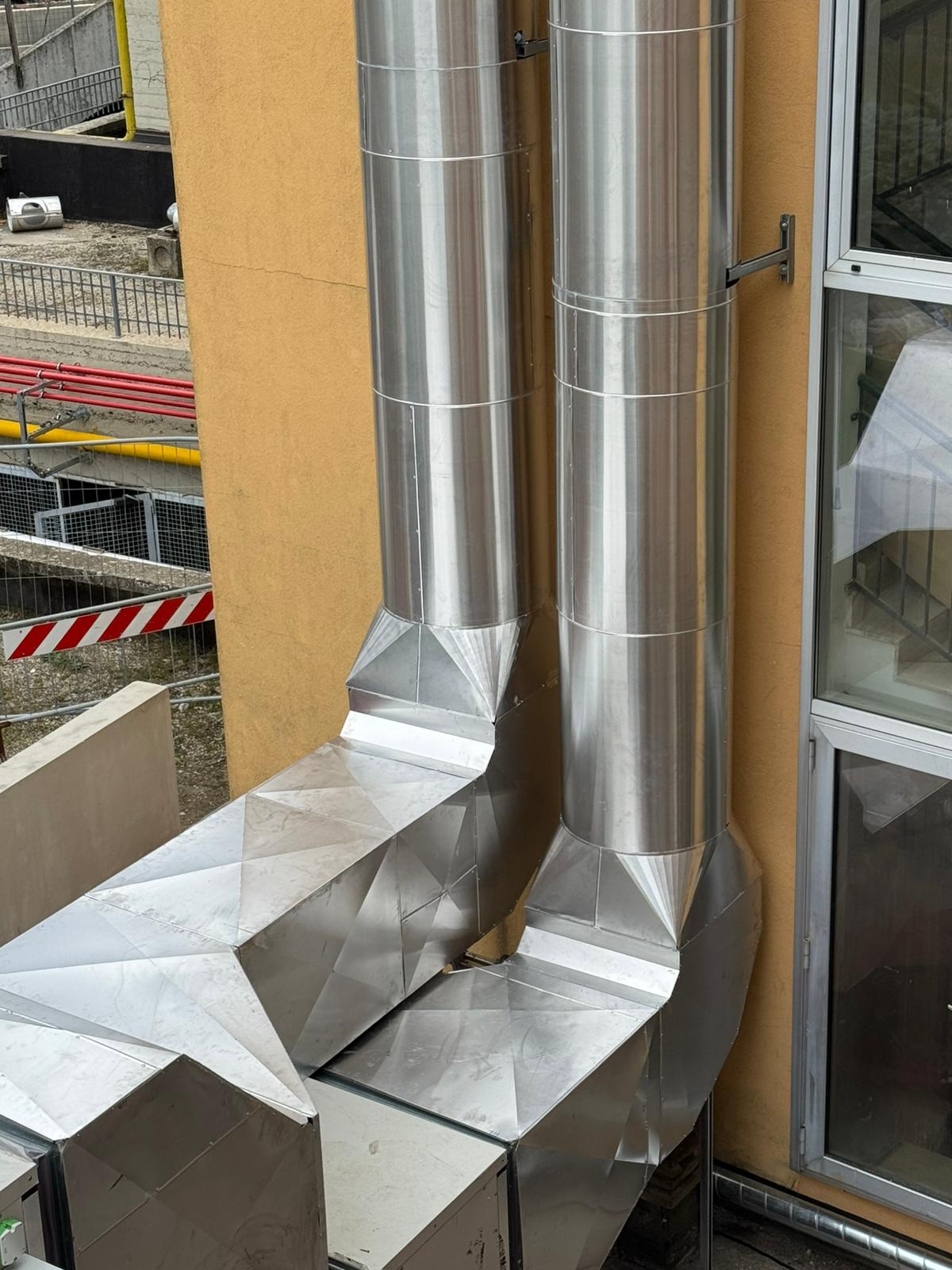 Curva in lamiera zincata su edificio