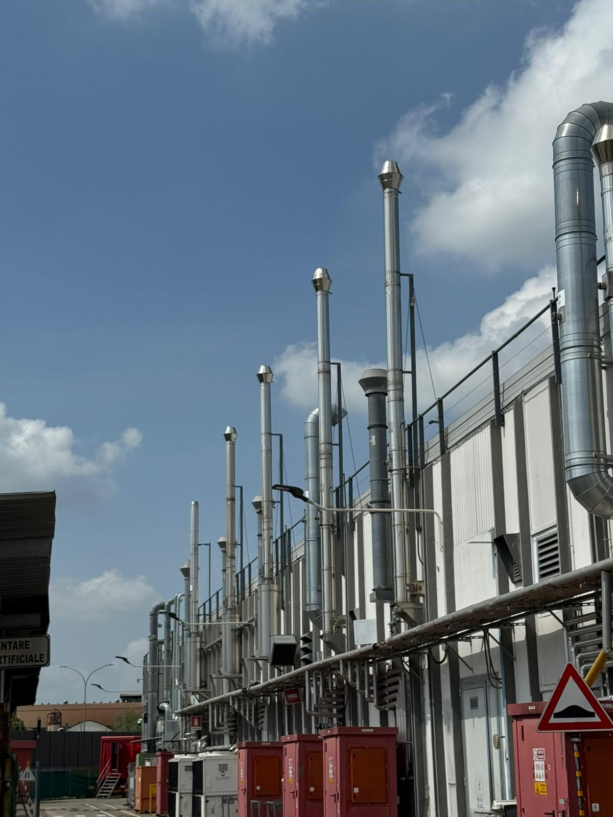 Fila di camini d'estrazione