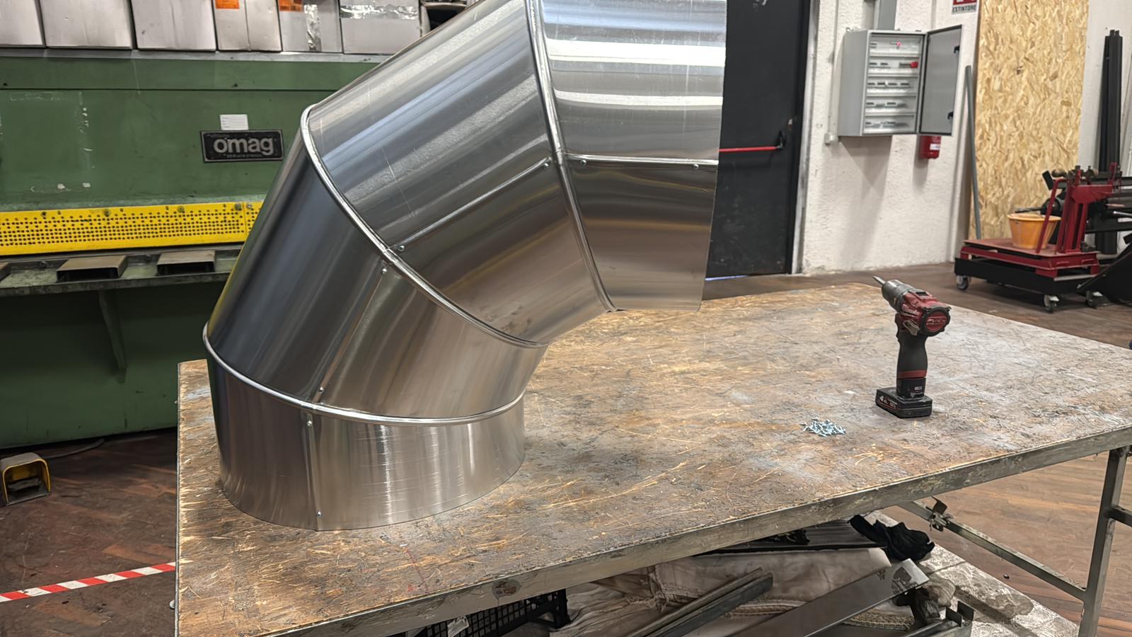 Curva in lamiera zincata lavorata su banco omag